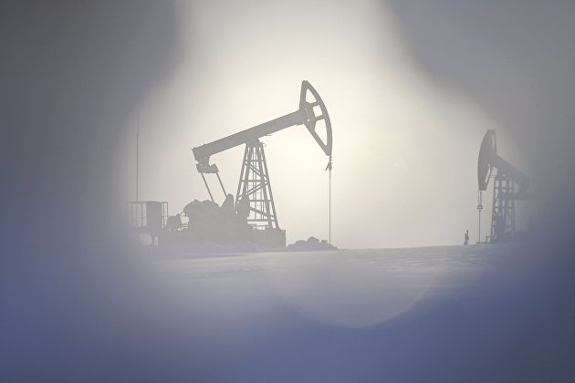 Цены на нефть резко замедлили снижение после опровержения Эр-Риядом новости о росте добычи