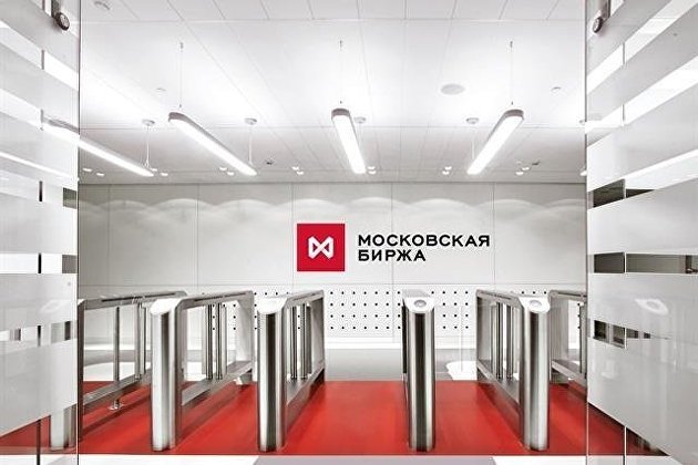 Российский рынок акций падает на негативном внешнем фоне и слабых нефтяных котировках