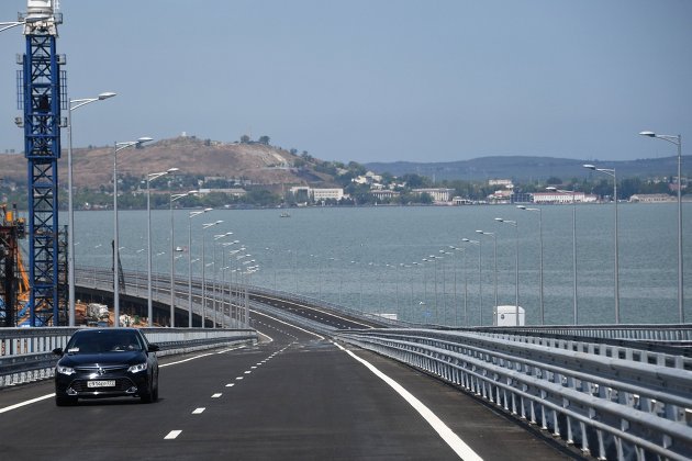 Минтранс: автомобильное движение по Крымскому мосту возобновили в 15:10 по Москве
