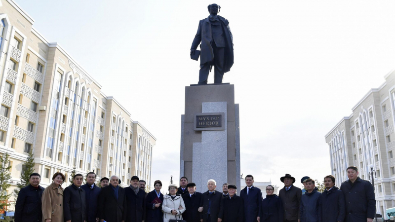 Памятник Мухтару Ауэзову открыли в Астане 